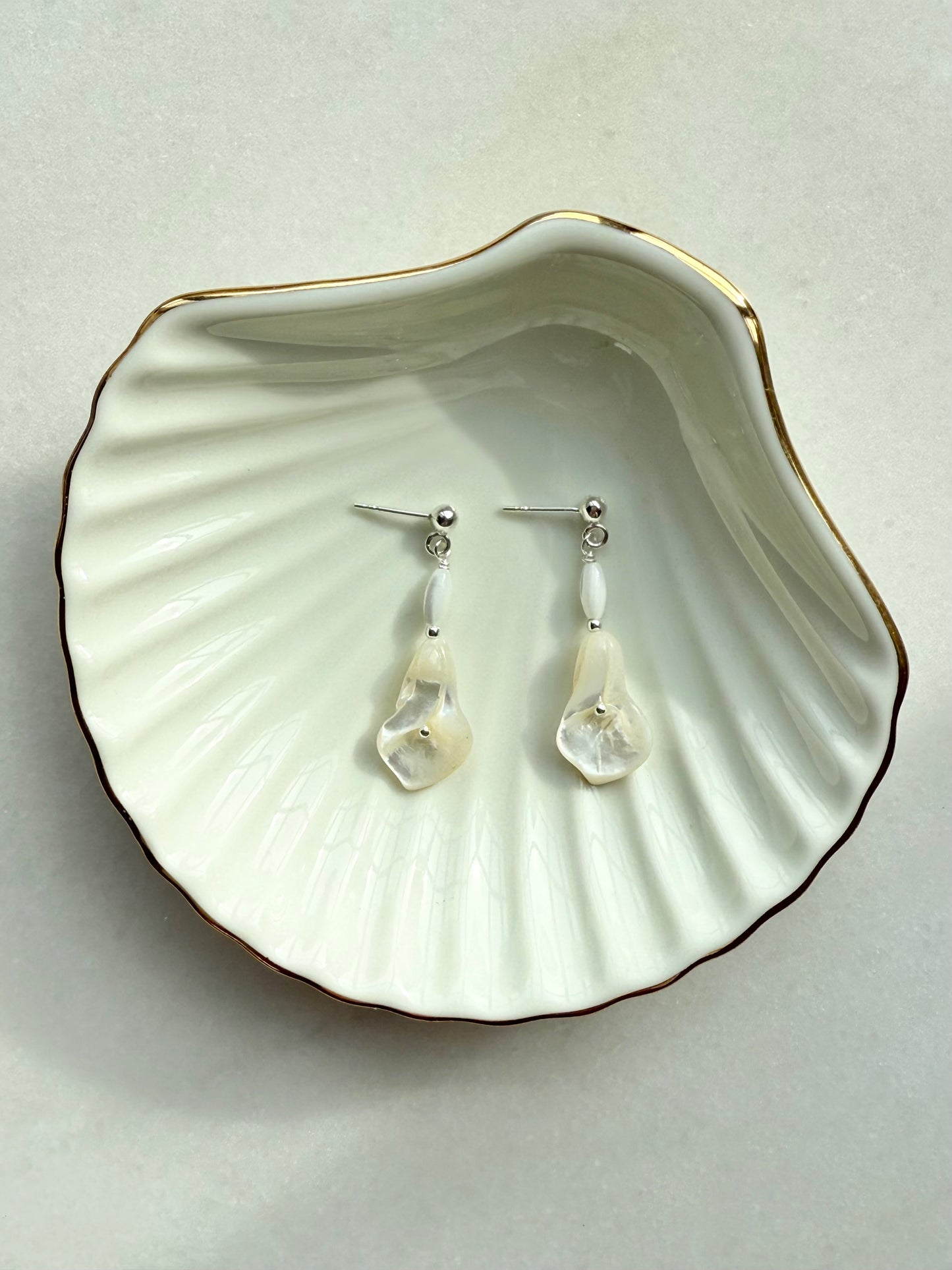 Boucles d'oreilles pendantes en argent et perles Biwa