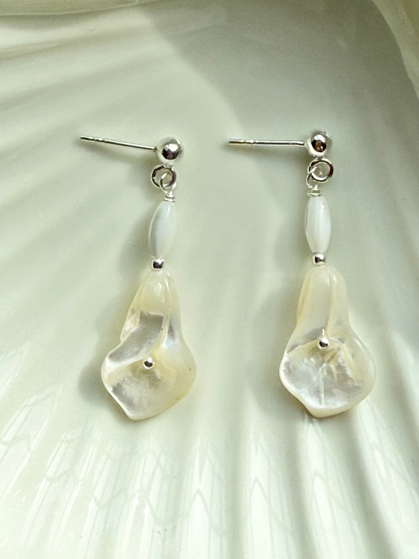 Boucles d'oreilles pendantes en argent et perles Biwa