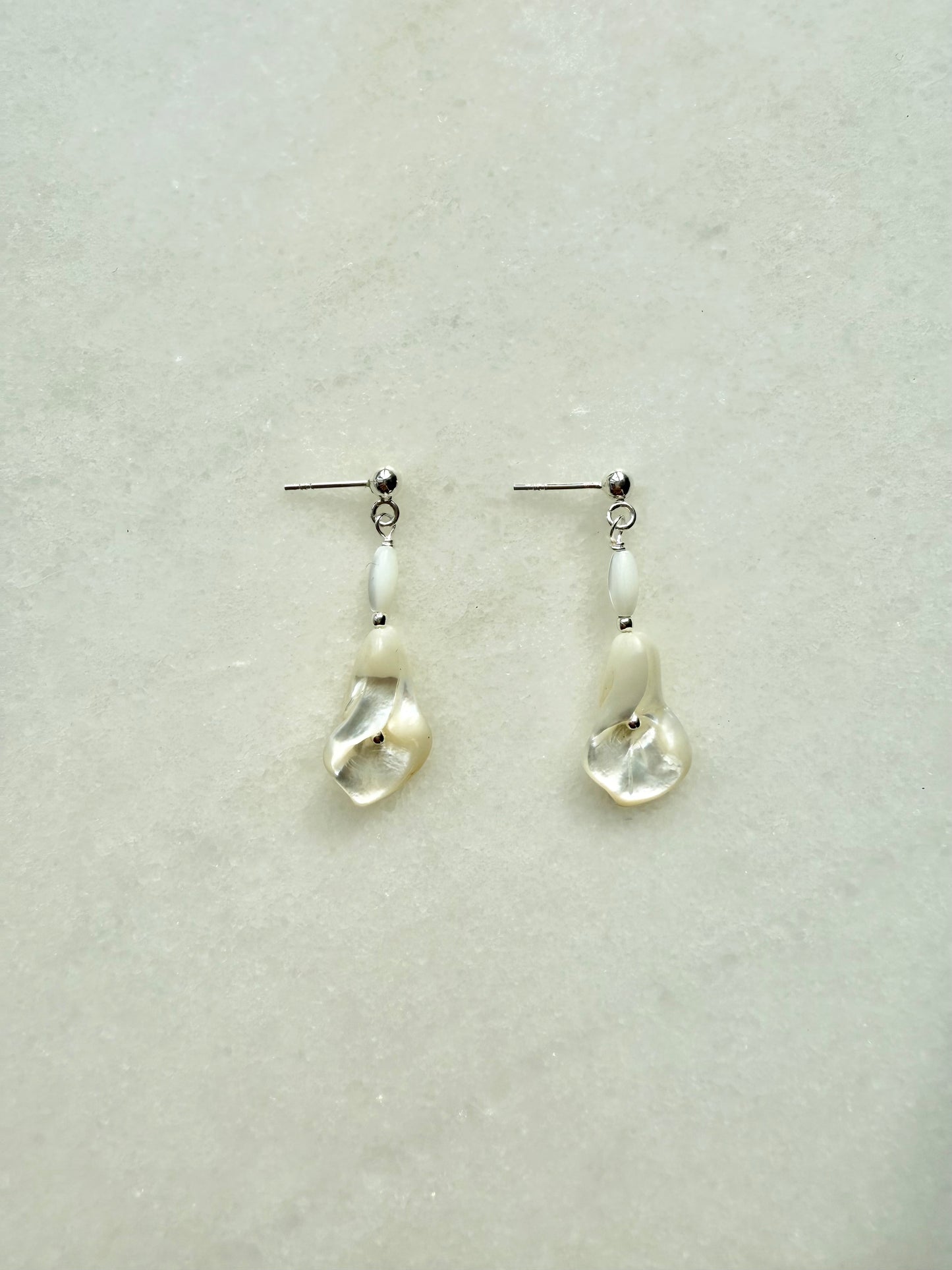 Boucles d'oreilles pendantes en argent et perles Biwa