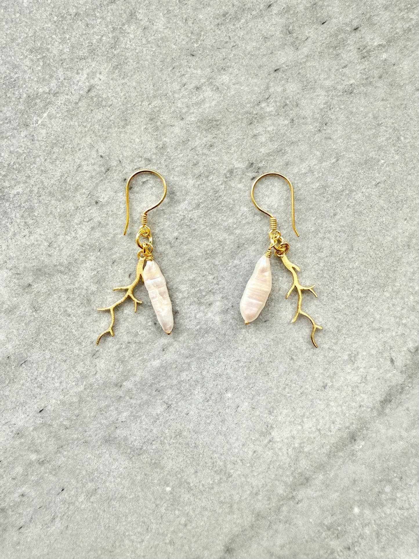 Boucles d'oreilles pendantes perles et coquillages en vermeil doré
