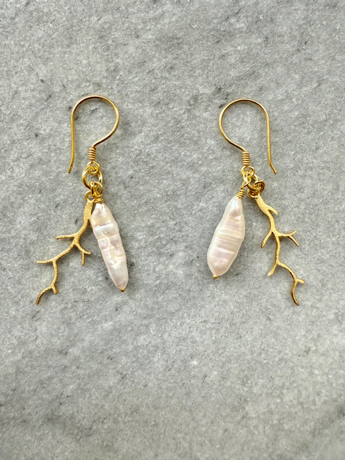 Boucles d'oreilles pendantes perles et coquillages en vermeil doré