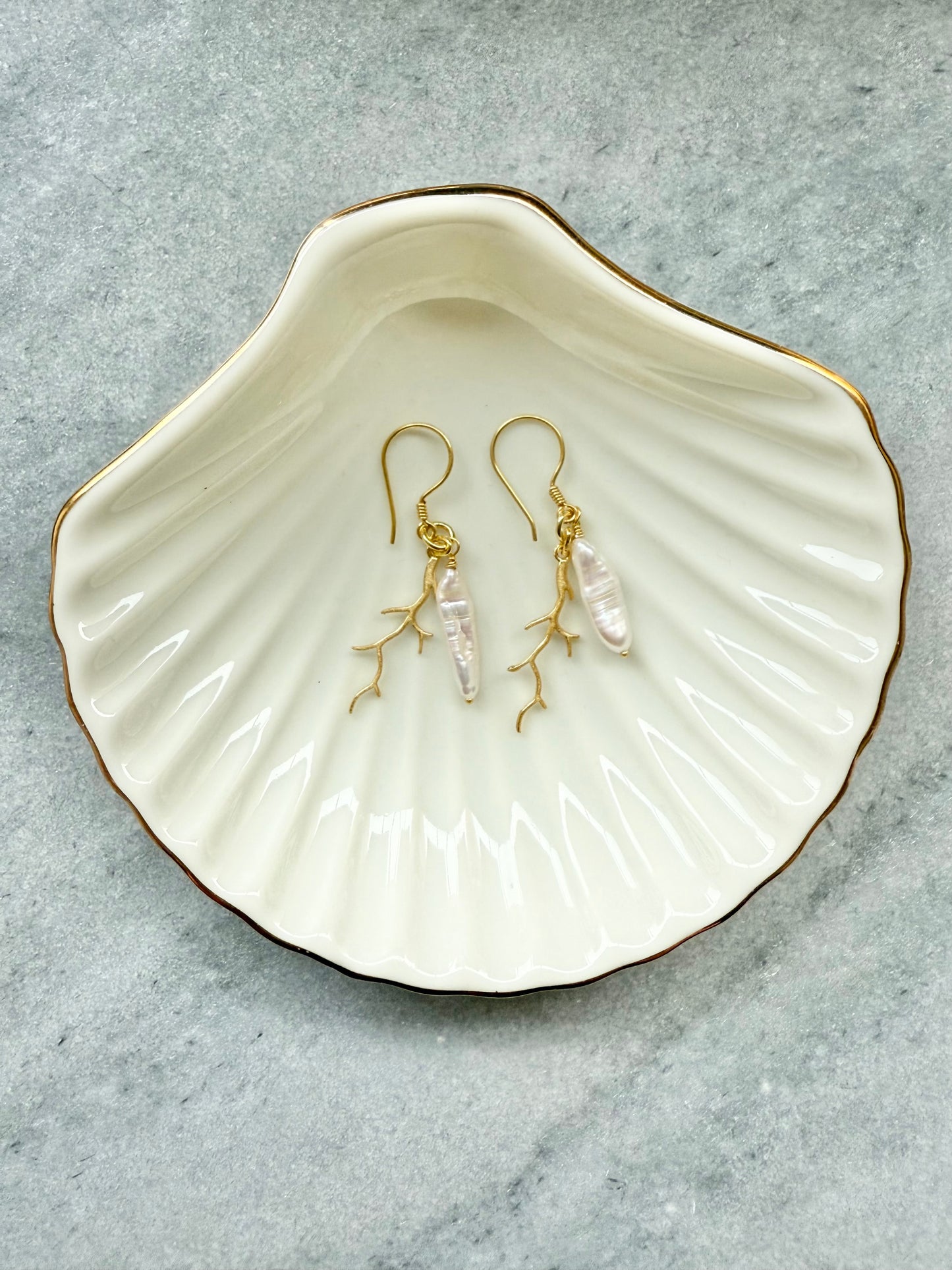 Boucles d'oreilles pendantes perles et coquillages en vermeil doré