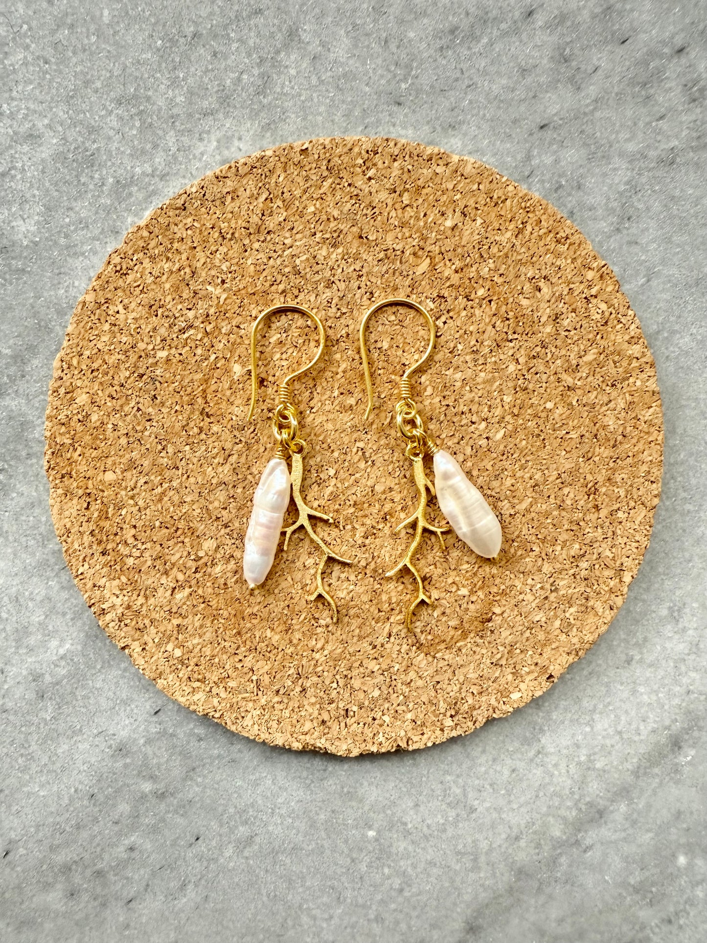 Boucles d'oreilles pendantes perles et coquillages en vermeil doré