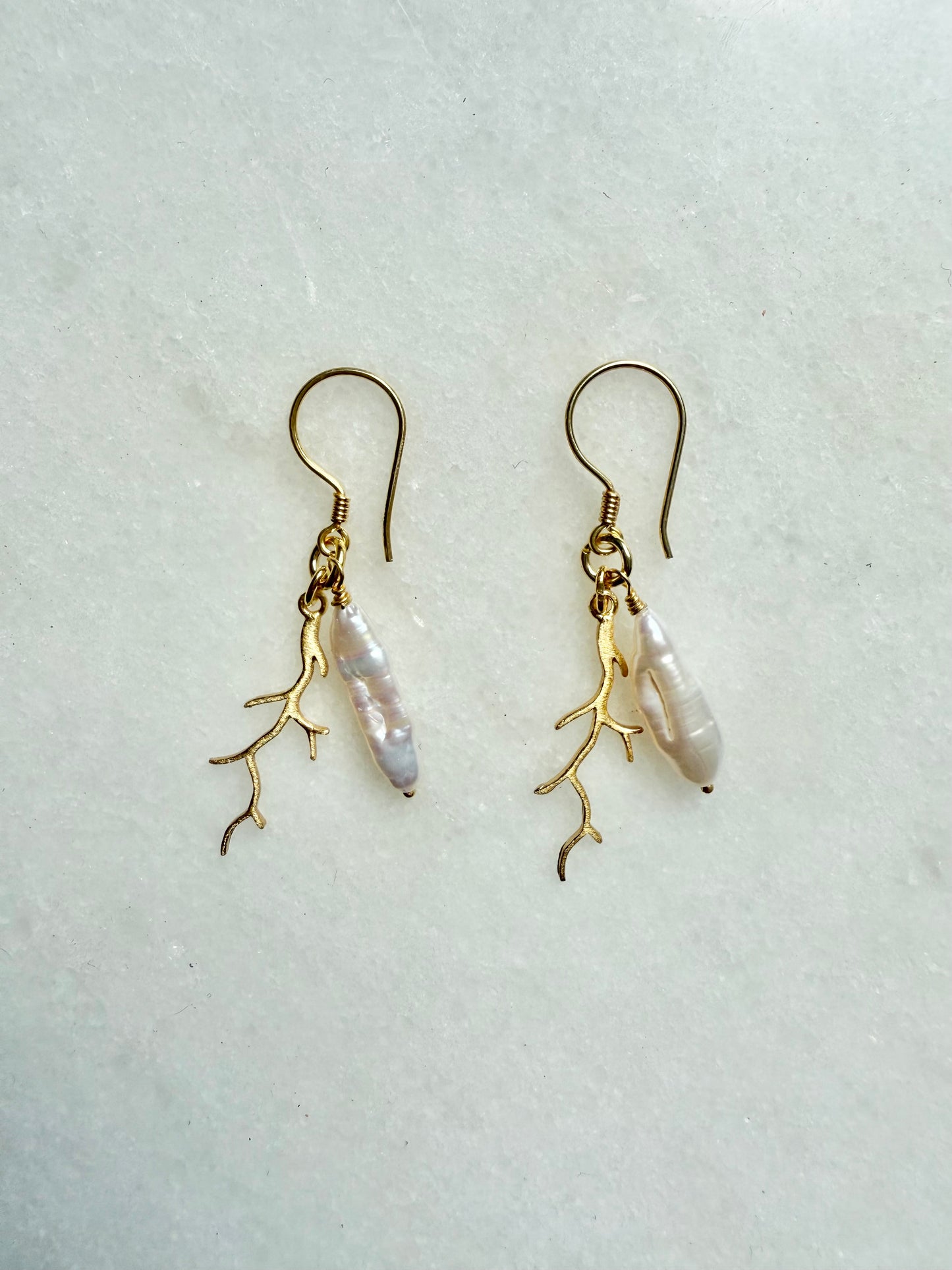 Boucles d'oreilles pendantes perles et coquillages en vermeil doré