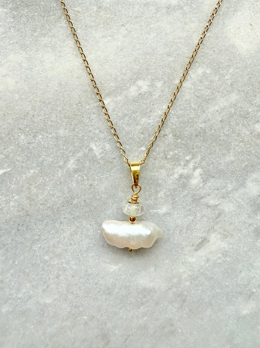 Elegant pendant necklace featuring Biwa pearl and a shimmering moonstone, both set on a delicate gołd vermeil chain.