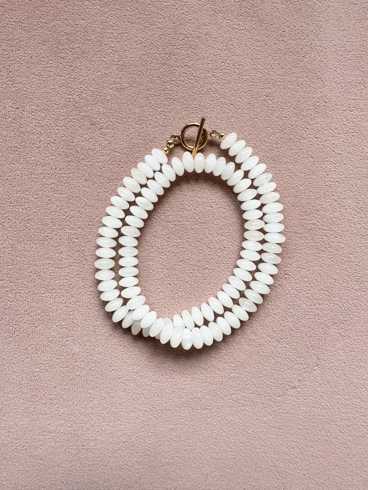 Le collier de perles de jade blanc neige