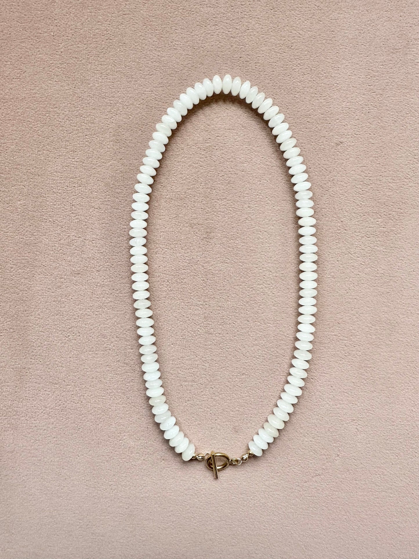 Le collier de perles de jade blanc neige