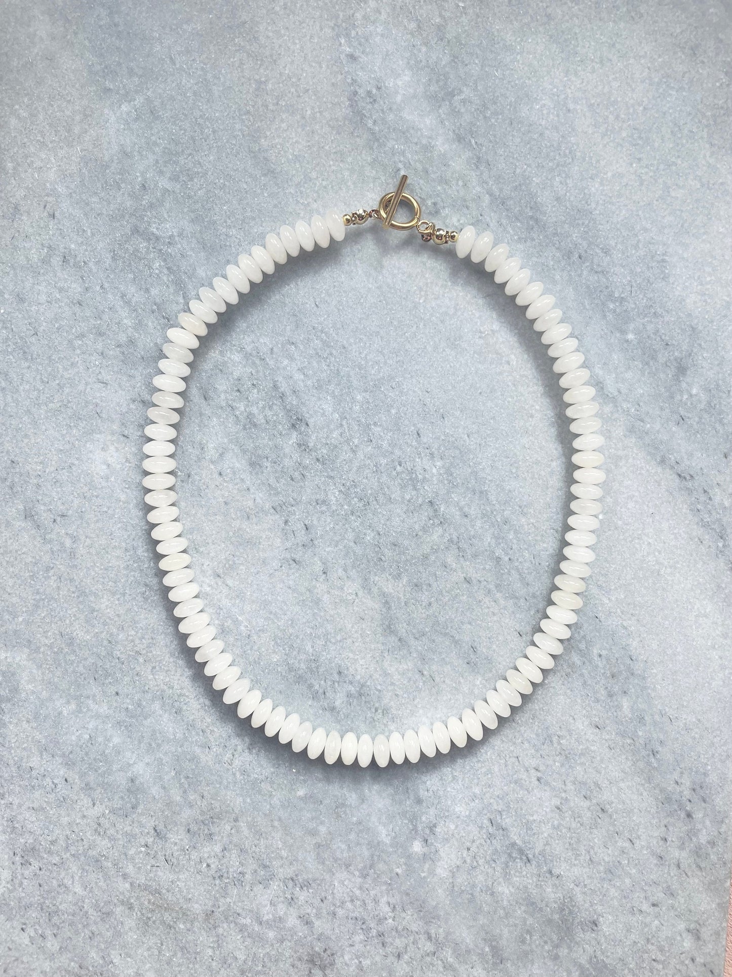 Le collier de perles de jade blanc neige