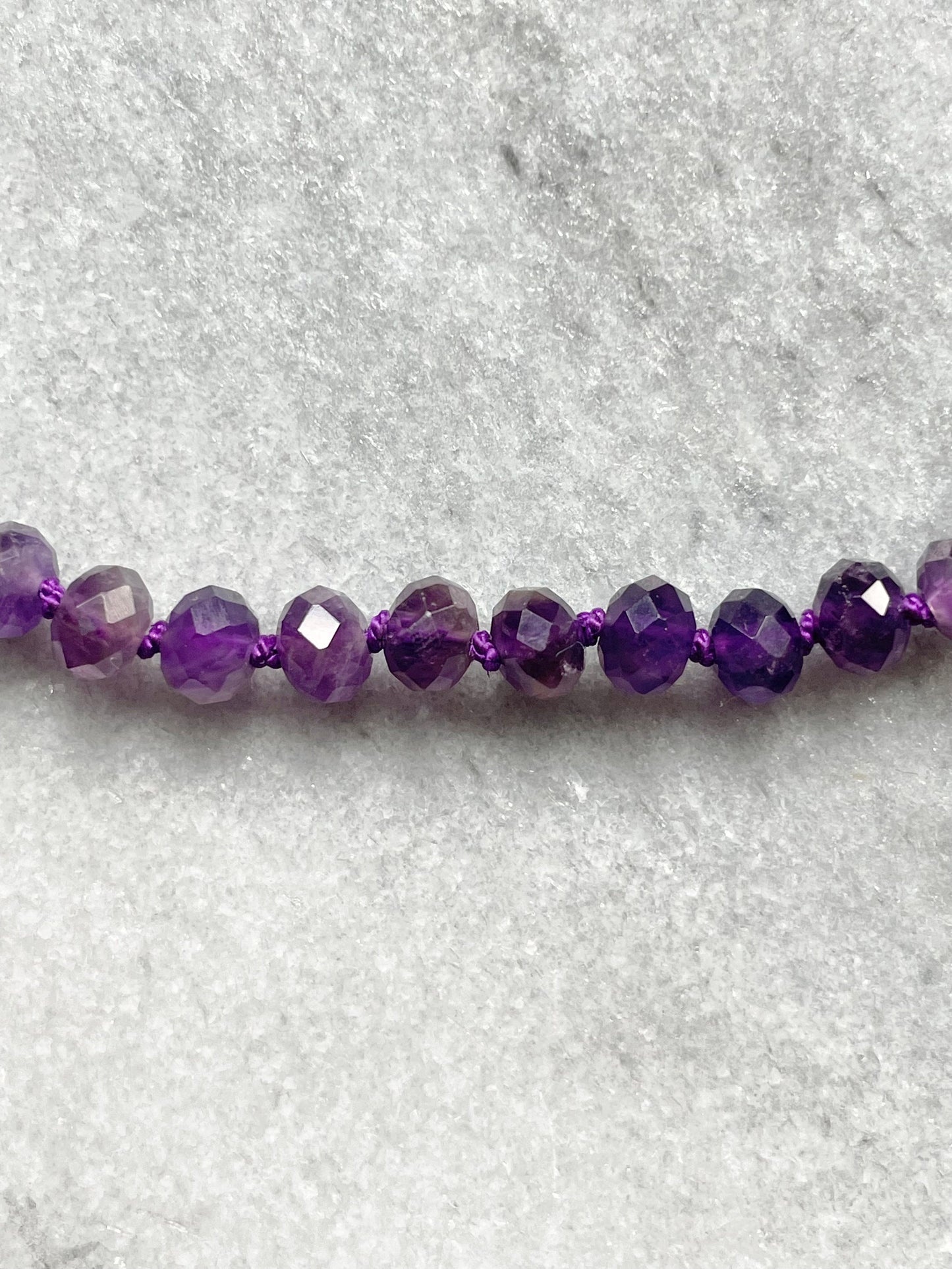 Collier de protection noué en soie améthyste