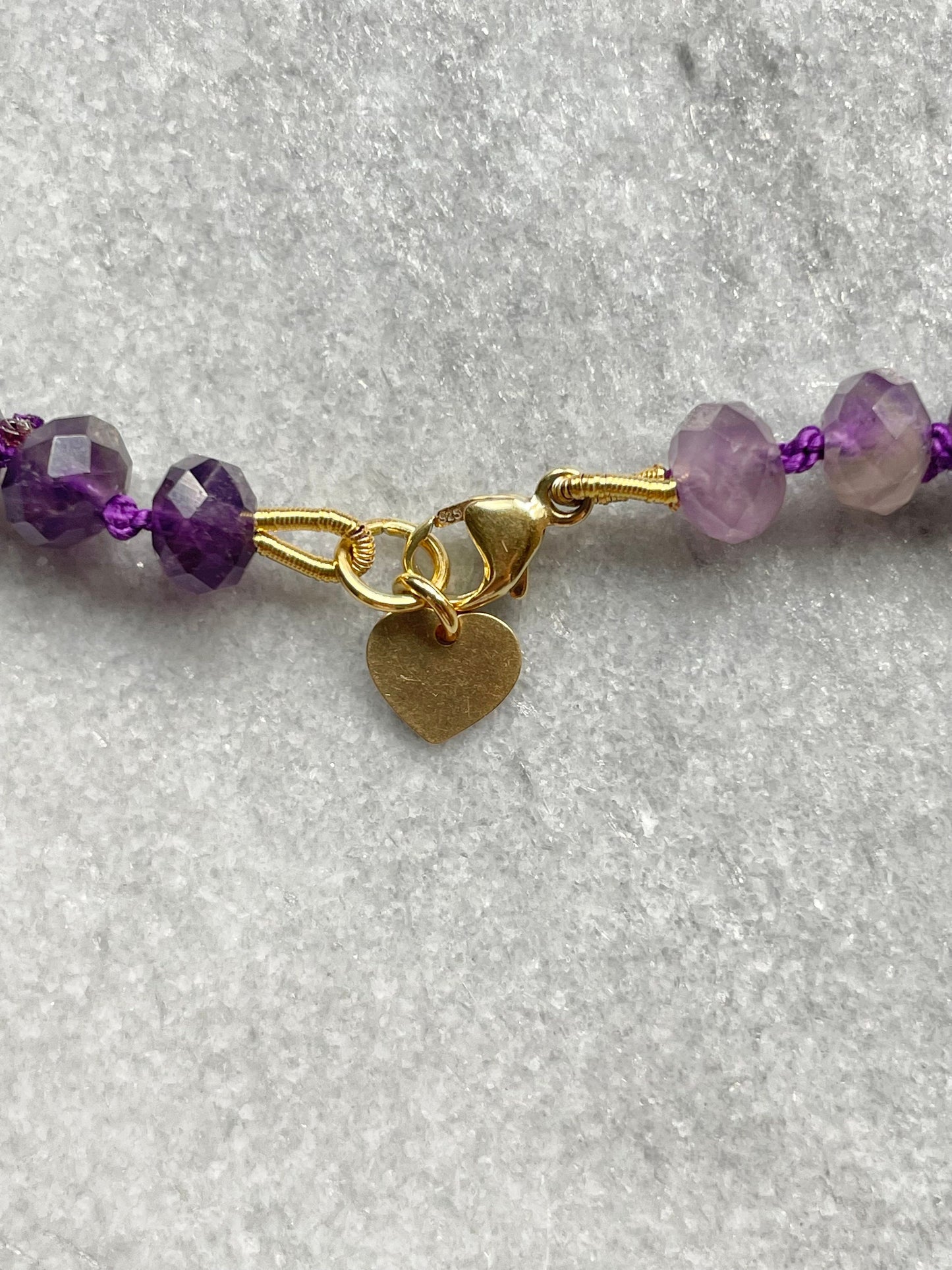Collier de protection noué en soie améthyste