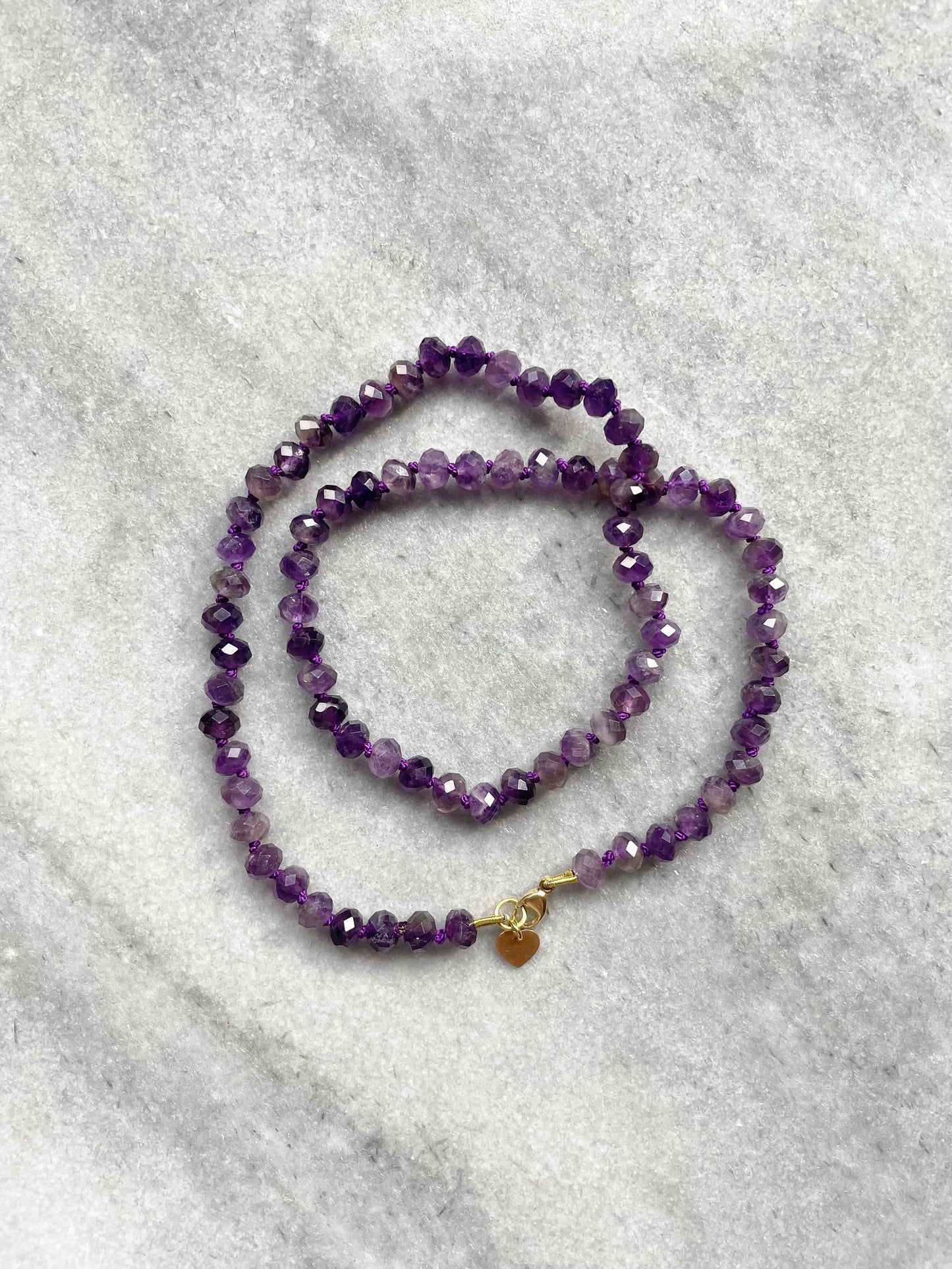 Collier de protection noué en soie améthyste