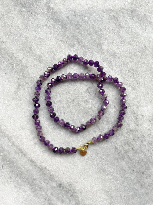 Collier de protection noué en soie améthyste