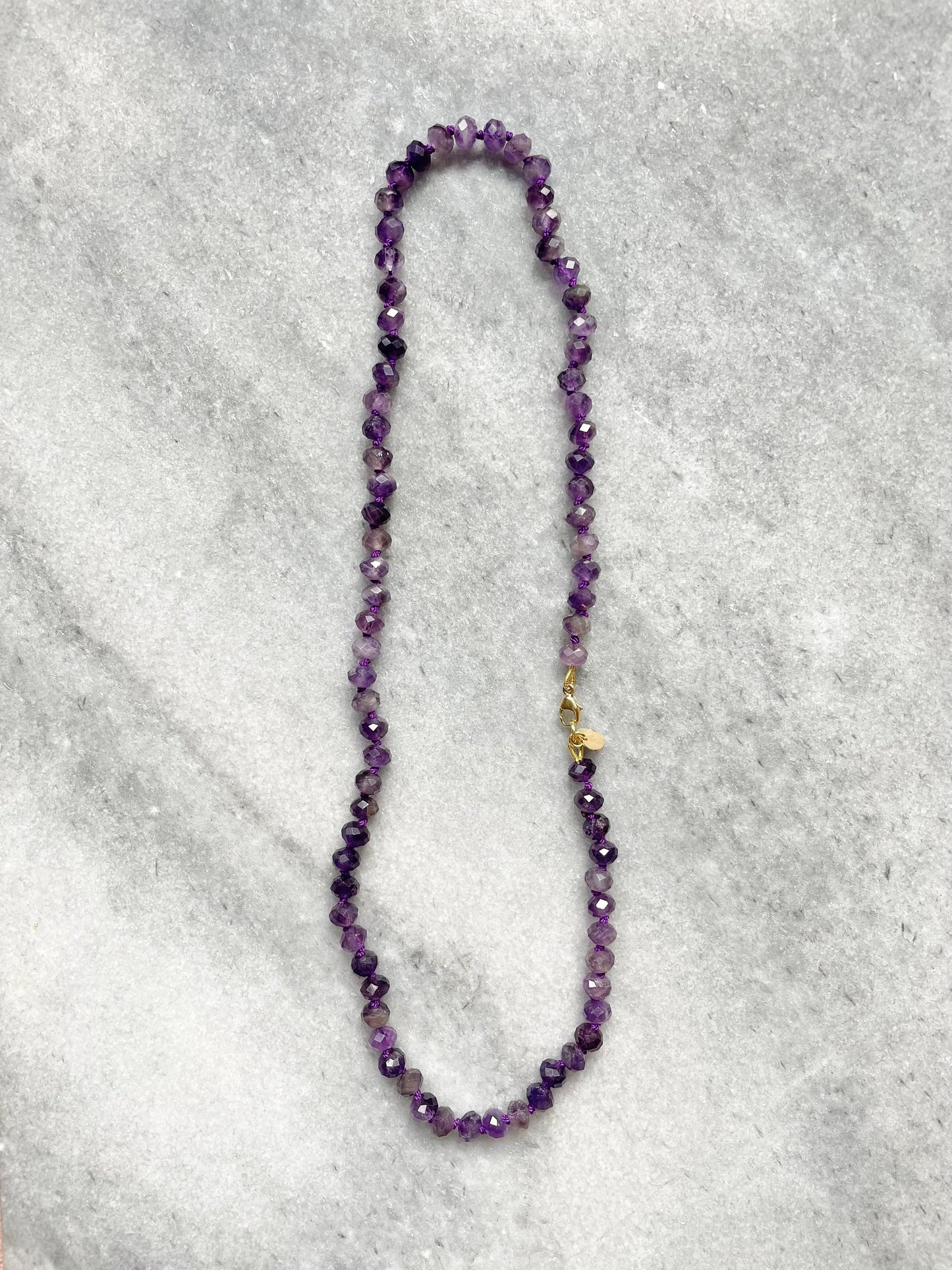 Collier de protection noué en soie améthyste