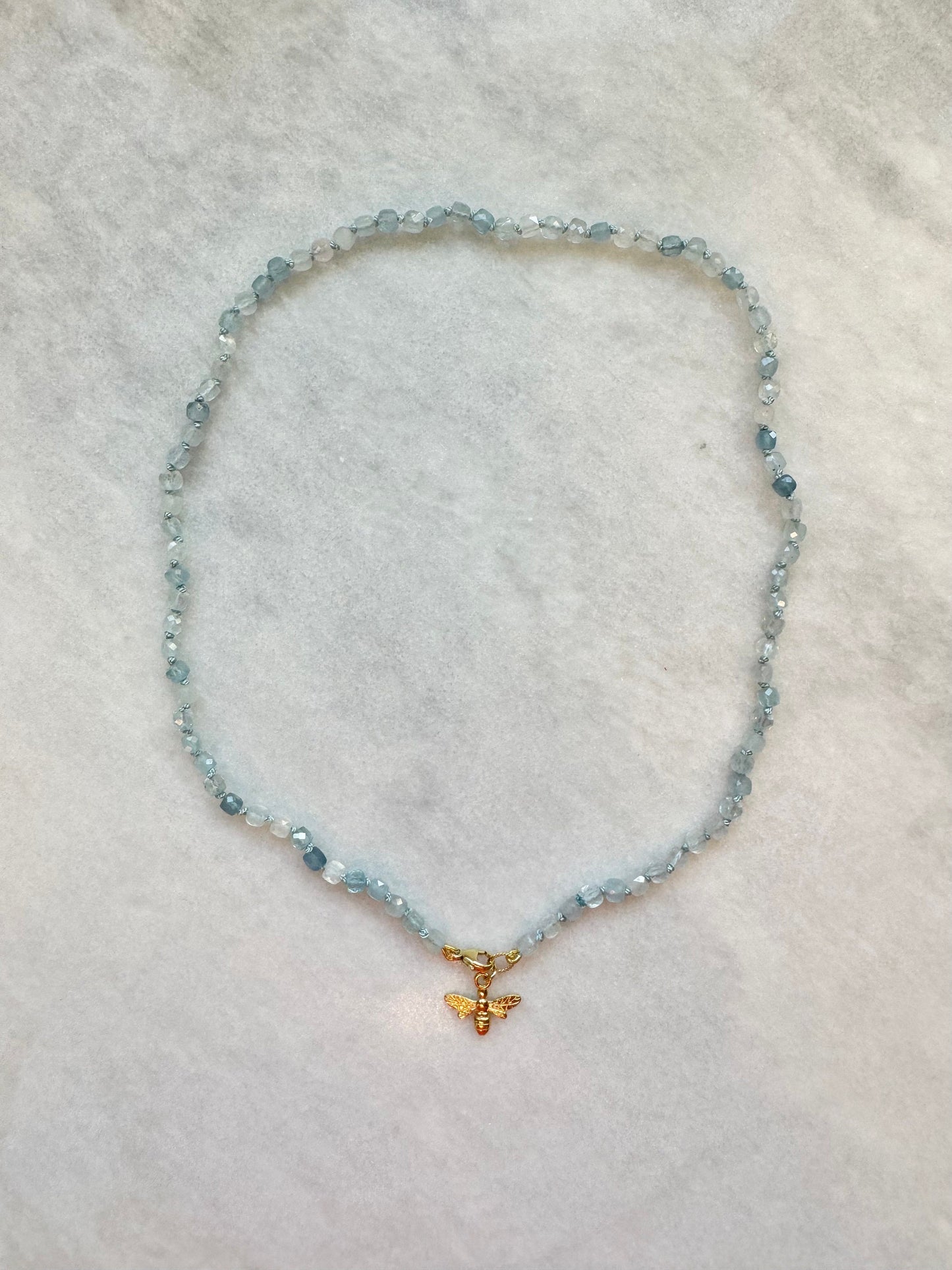 Collier de sérénité noué à la main aigue-marine / Charme d’abeille en vermeil d’or