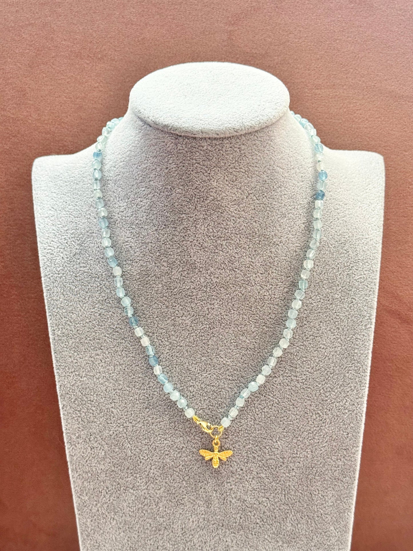 Collier de sérénité noué à la main aigue-marine / Charme d’abeille en vermeil d’or