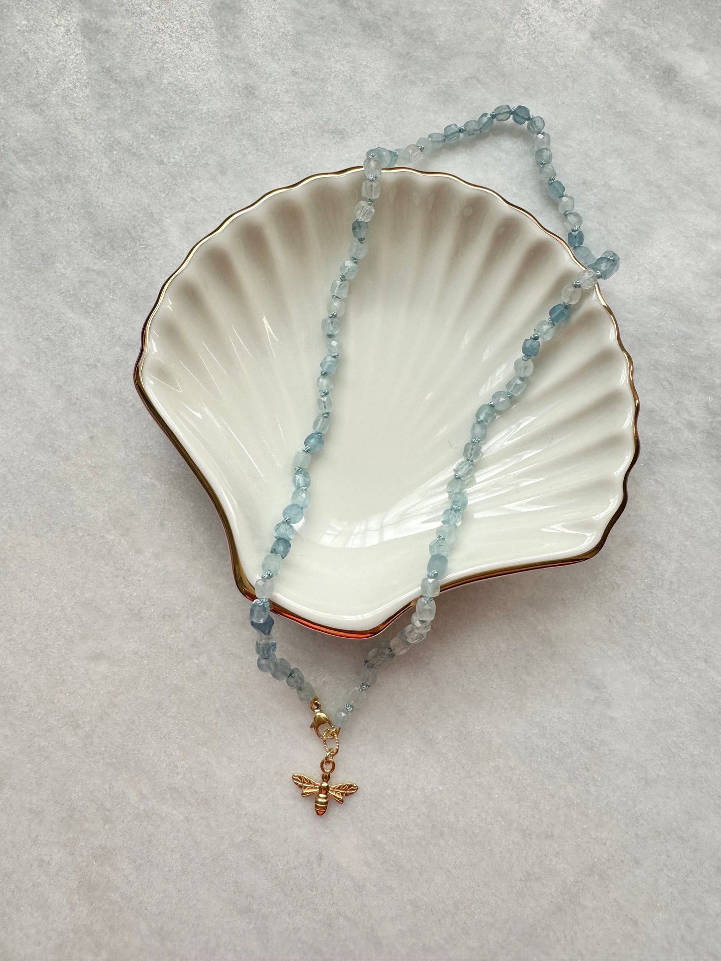 Collier de sérénité noué à la main aigue-marine / Charme d’abeille en vermeil d’or