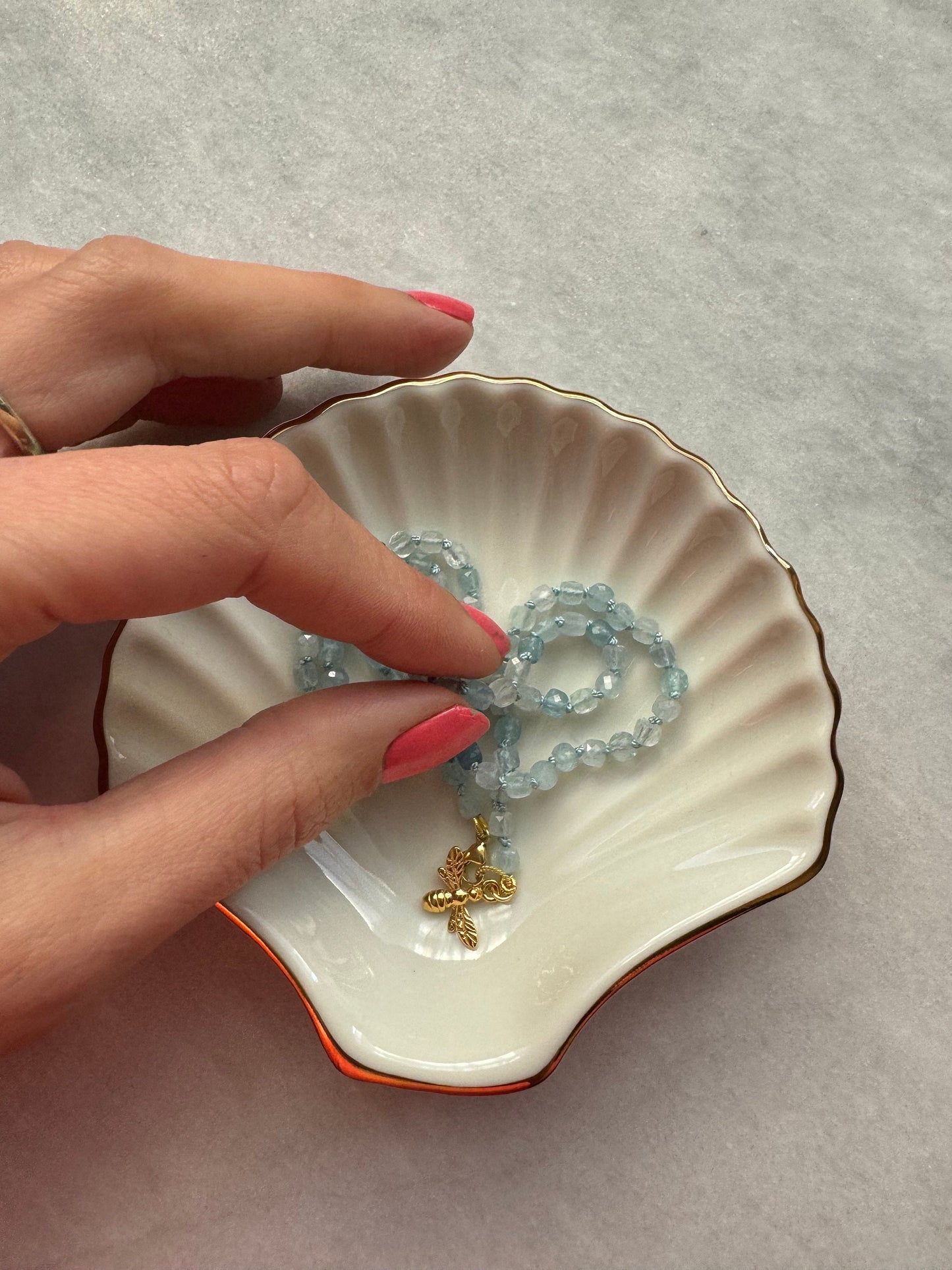Collier de sérénité noué à la main aigue-marine / Charme d’abeille en vermeil d’or