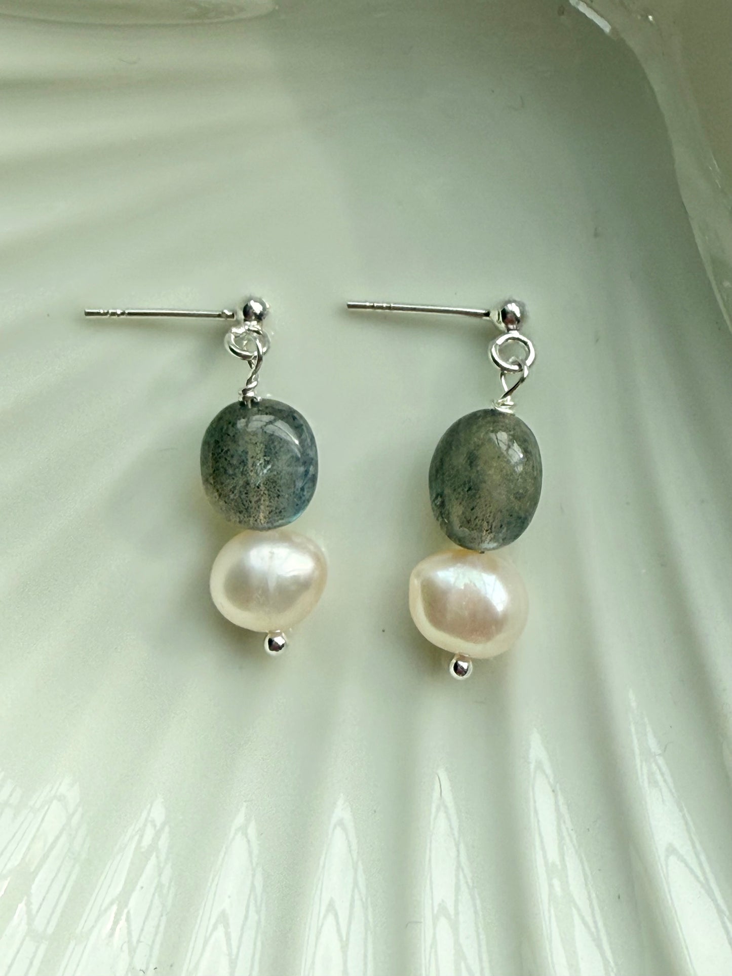 Boucles d'oreilles pendantes en argent et perles Biwa