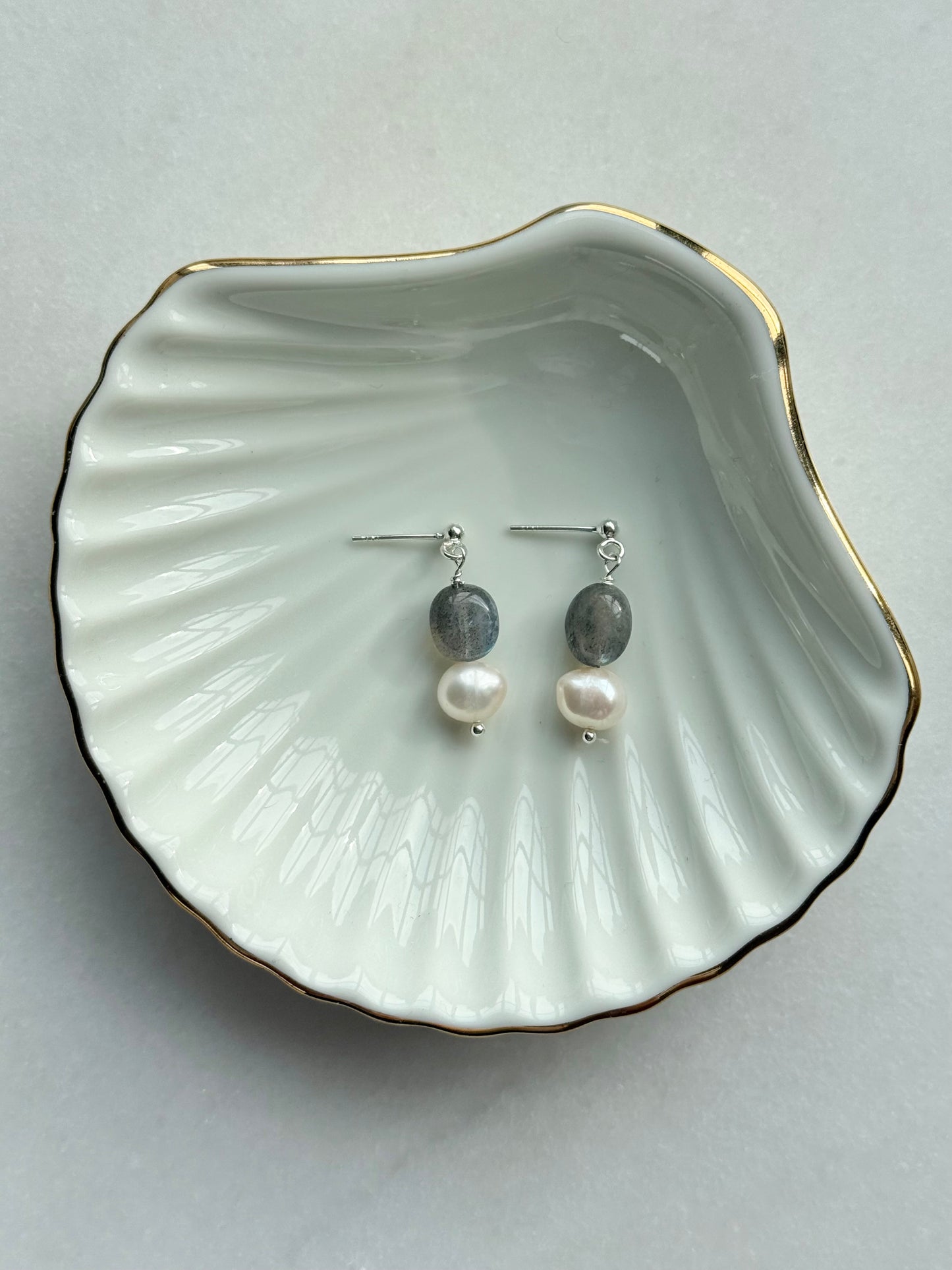 Boucles d'oreilles pendantes en argent et perles Biwa