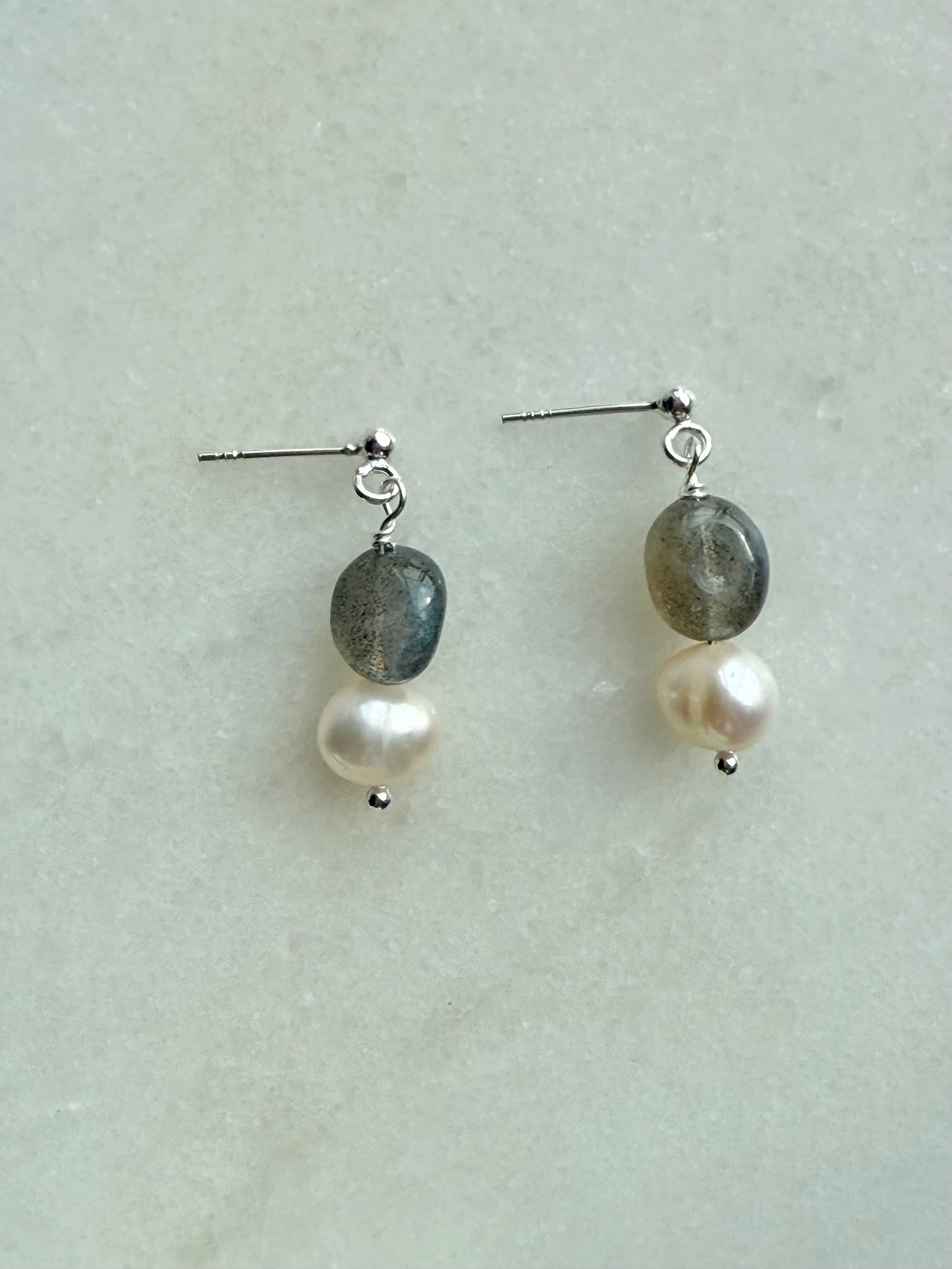 Boucles d'oreilles pendantes en argent et perles Biwa