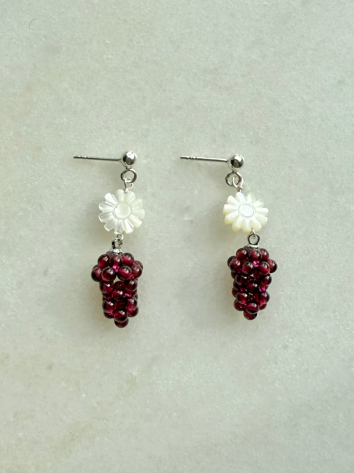Boucles d'oreilles pendantes en argent et perles Biwa
