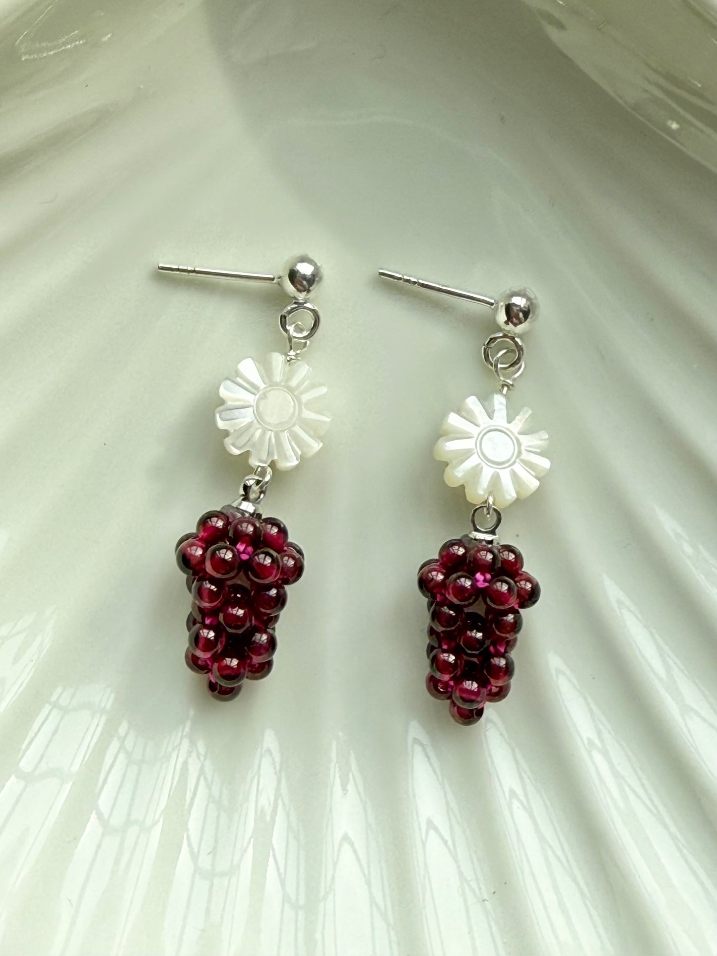Boucles d'oreilles pendantes en argent et perles Biwa