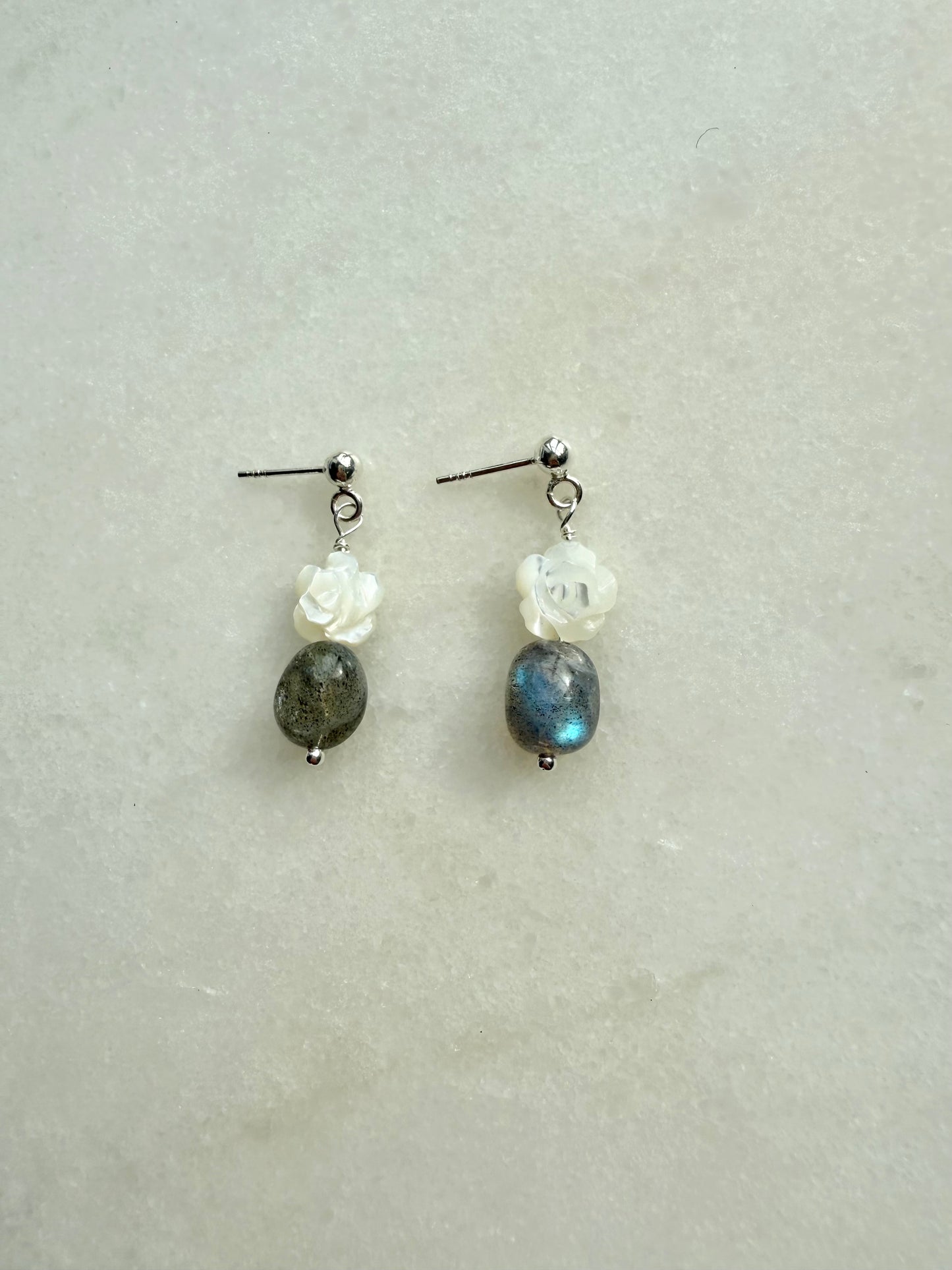 Boucles d'oreilles pendantes en argent et perles Biwa