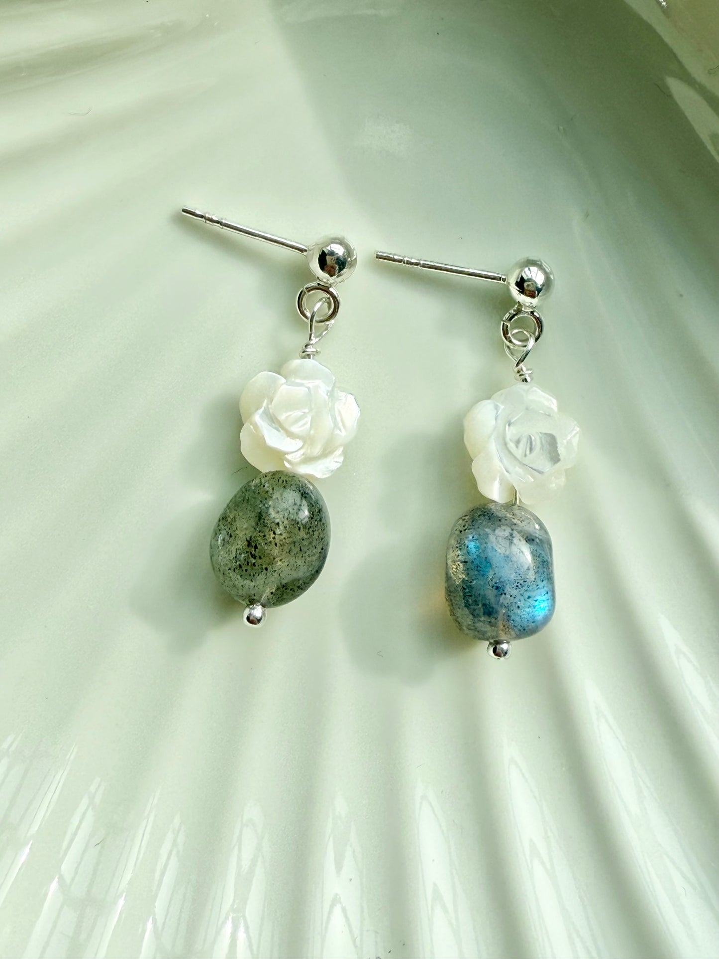 Boucles d'oreilles pendantes en argent et perles Biwa