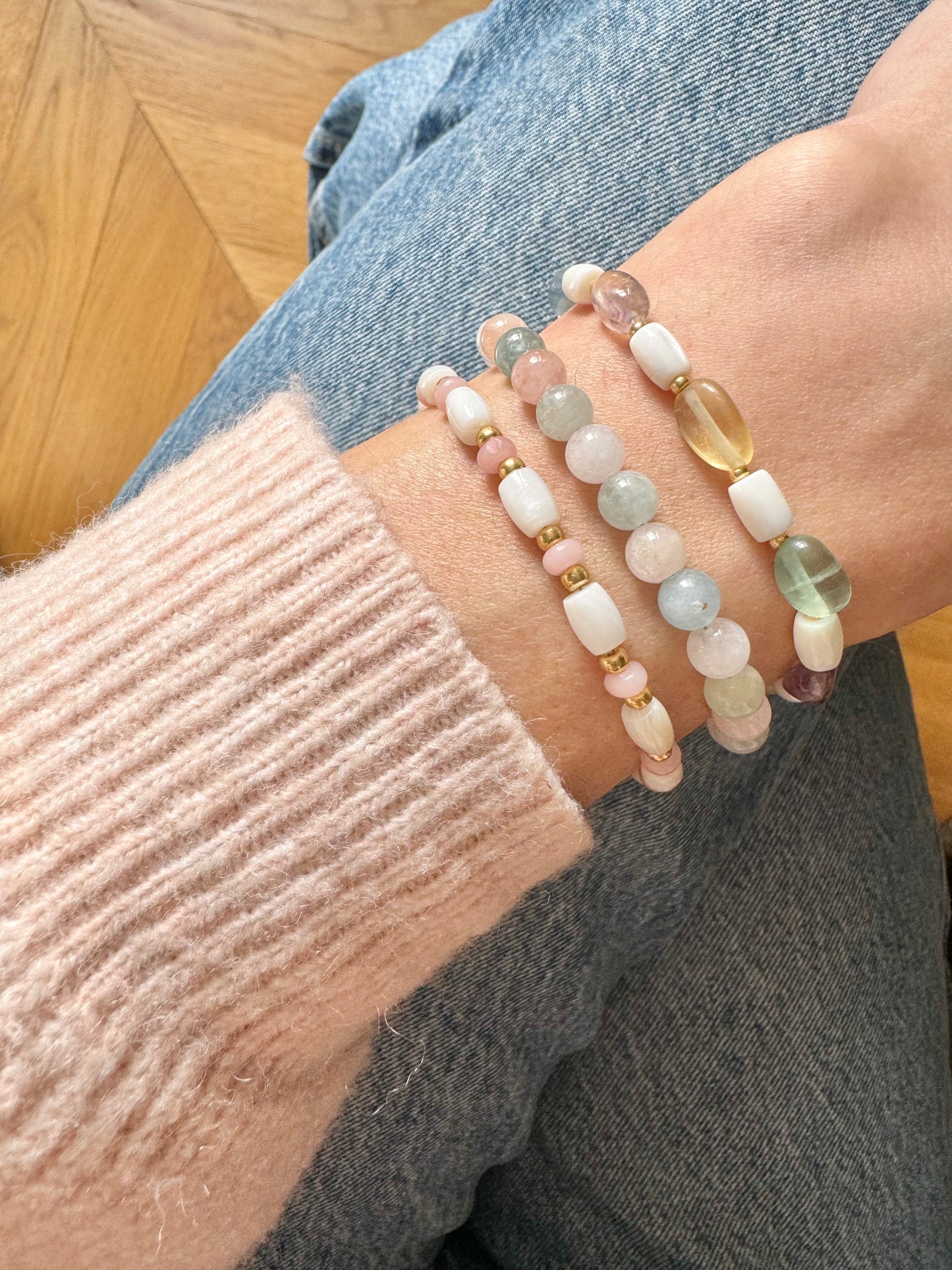 Armband aus rosa Opal- und Muschelperlen