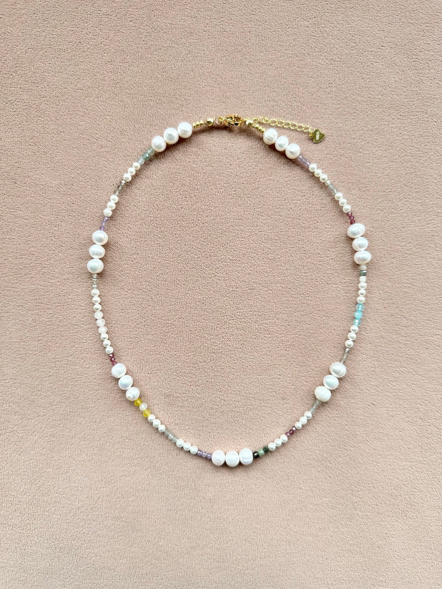 Collier de rêve de printemps avec perles et pierres précieuses