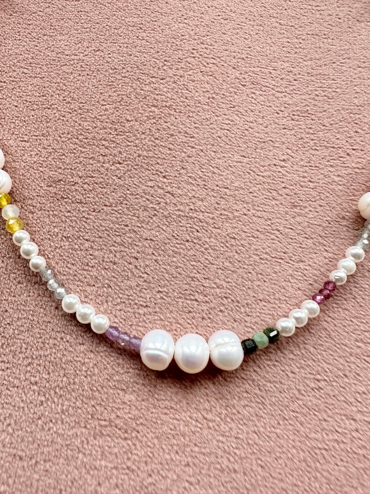 Collier de rêve de printemps avec perles et pierres précieuses