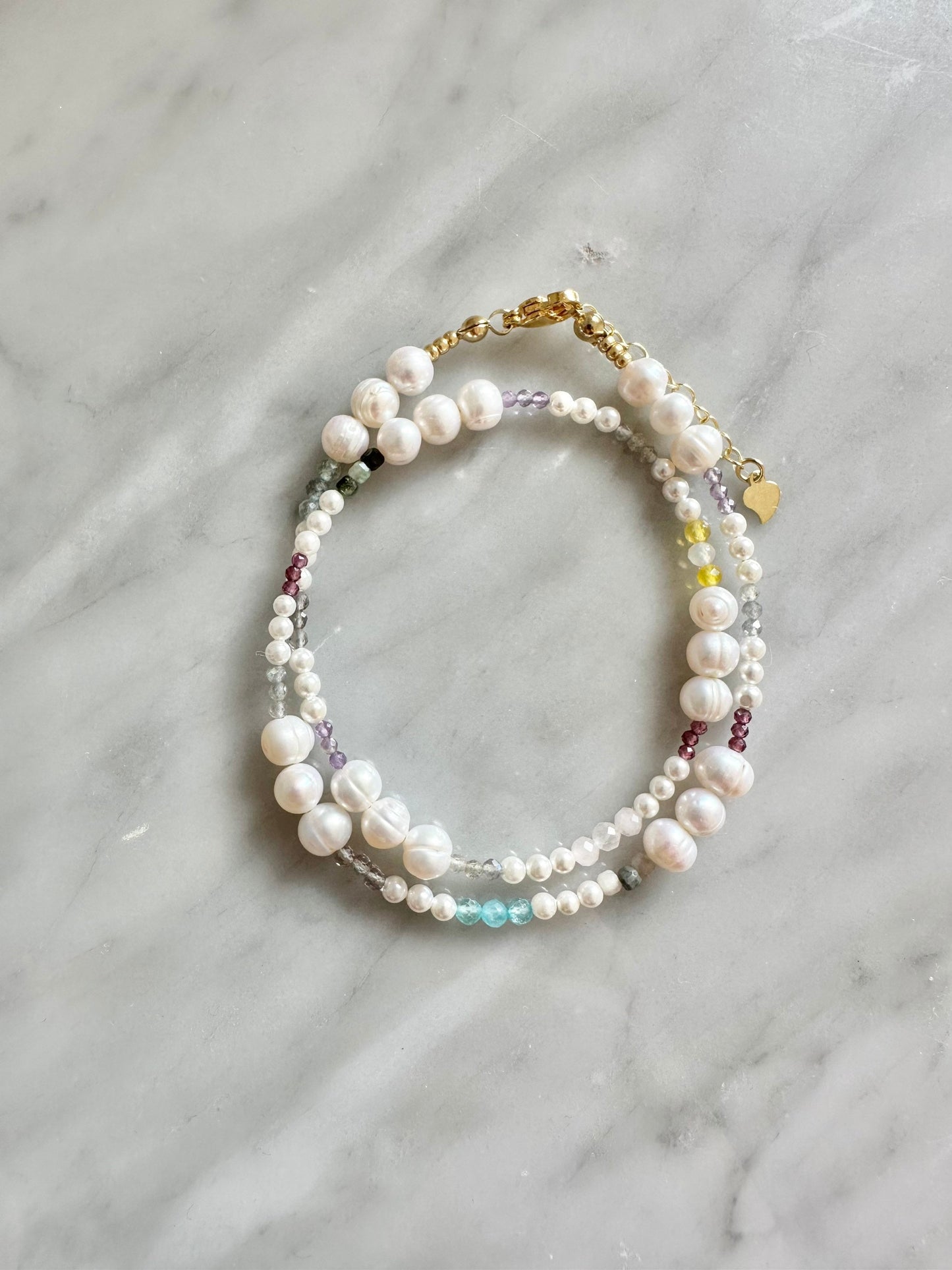 Collier de rêve de printemps avec perles et pierres précieuses