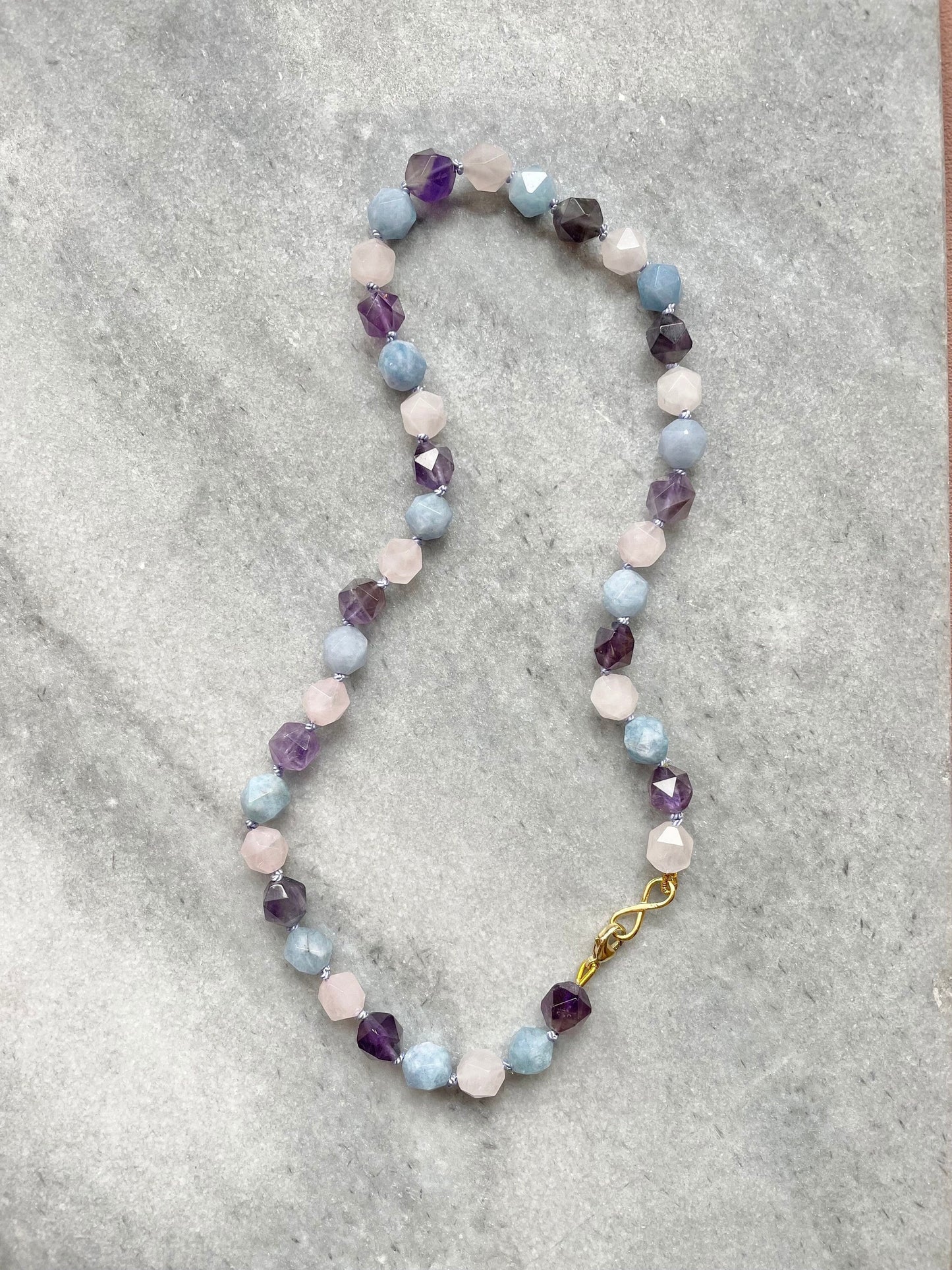 Collier de pierres précieuses nouées en soie Summer Night