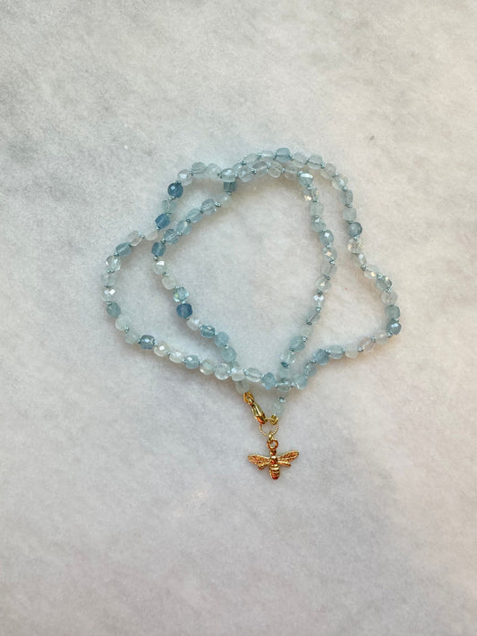 Collier de sérénité noué à la main aigue-marine / Charme d’abeille en vermeil d’or